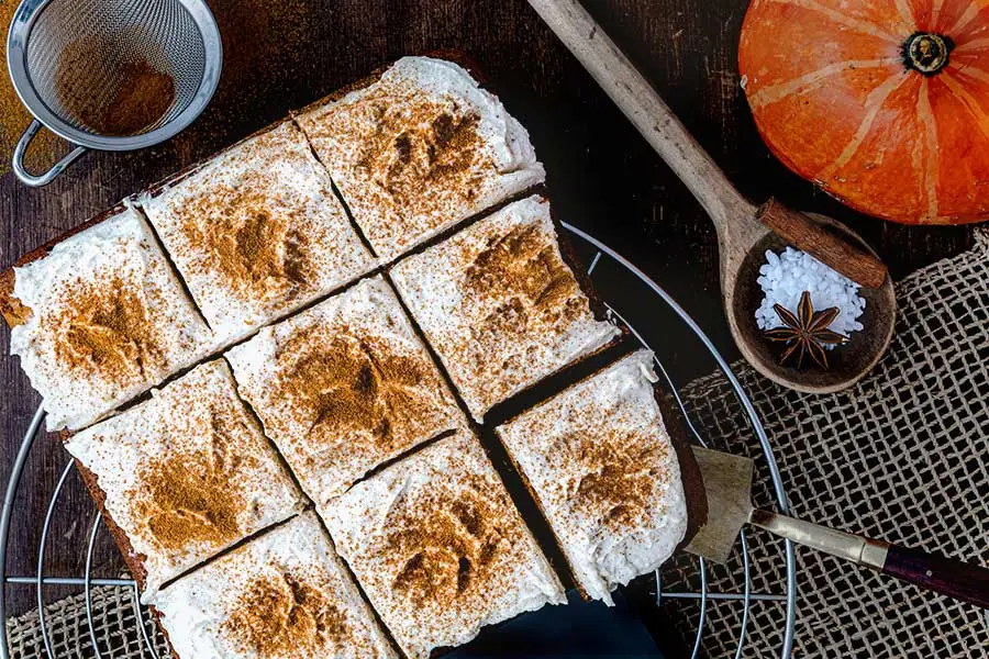 Kürbiskuchen vom Blech mit Frischkäsefrosting » Das Rezept von GÜNSTIG ...
